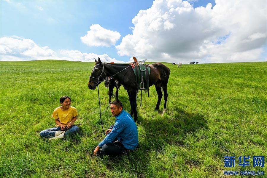 （特別的暑期生活·圖片故事）（1）草原女孩錫林花的暑期“歡樂時(shí)光”