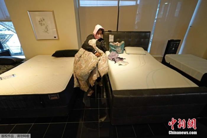 當(dāng)?shù)貢r間2月17日，美國得州的一家畫廊兼家具店內(nèi)，大批民眾來此避寒取暖，其中不乏一些人帶著被子來過夜。美國近日遭遇極寒天氣侵襲，多地氣溫創(chuàng)近年新低，其中得州災(zāi)情最嚴(yán)重，暴風(fēng)雪導(dǎo)致電網(wǎng)在酷寒中癱瘓，約400萬居民家中長時間停電。美國國家氣象局表示，得州休斯敦等地的氣溫甚至比靠近北極圈的阿拉斯加還要低。