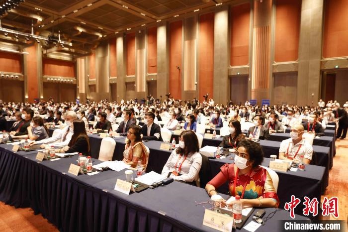 500余名專家學者、嘉賓代表以線上線下方式參加開幕式。　盛佳鵬 攝