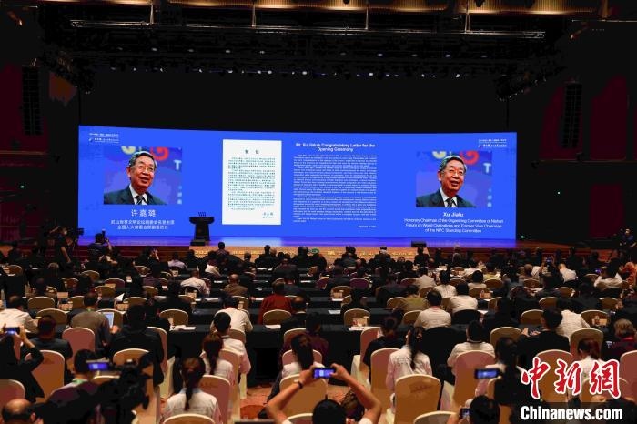 第九屆、第十屆全國人大常委會副委員長許嘉璐向大會發(fā)來賀信。　盛佳鵬 攝