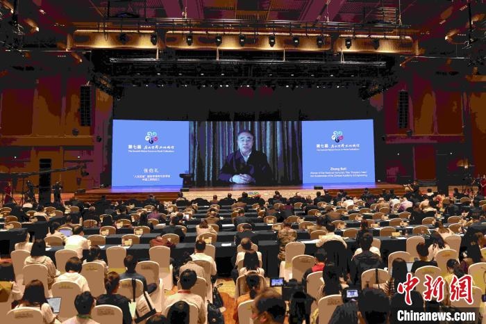 中國工程院院士、“人民英雄”國家榮譽稱號獲得者張伯禮通過視頻發(fā)表主旨演講?！∈⒓样i 攝