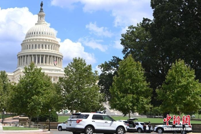 當(dāng)?shù)貢r(shí)間8月19日，一名男子駕駛黑色皮卡至國會(huì)圖書館前，并聲稱車上有炸彈。該事件導(dǎo)致美國國會(huì)大廈周邊街道封鎖，警方還疏散了周邊國會(huì)辦公樓和聯(lián)邦最高法院里的工作人員。圖為警方在美國會(huì)大廈西側(cè)廣場警戒。 <a target='_blank' href='http://www.chinanews.com/'>中新社</a>記者 陳孟統(tǒng) 攝