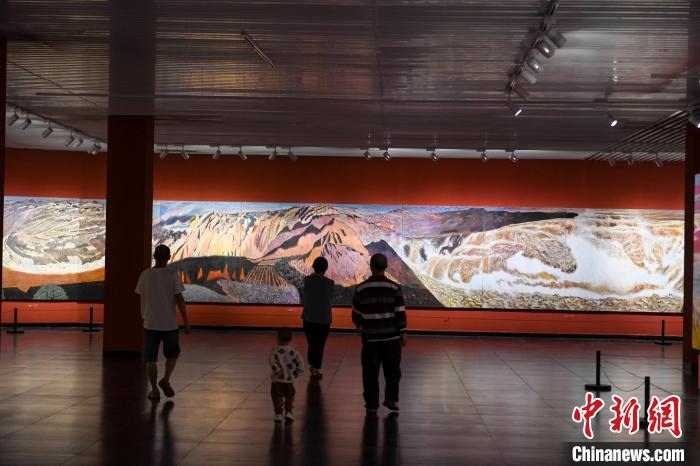 162米巨幅油畫長卷《黃河》吸引市民駐足觀看?！钊A峰 攝