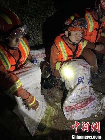 短暫修整期間，消防員脫掉鞋襪，用編織袋套住腿腳保暖?！￠Z旭輝 攝