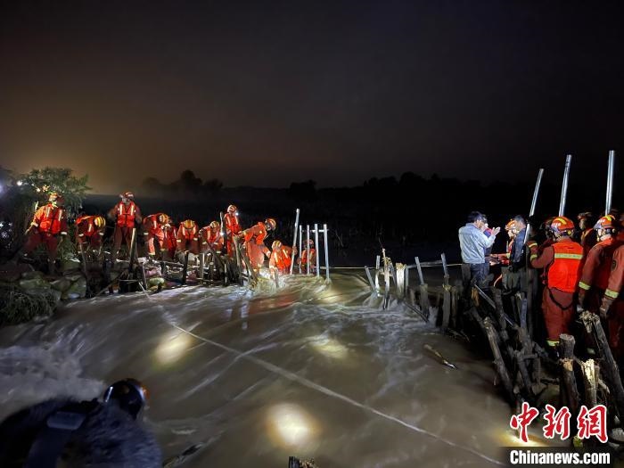 消防員分成左右兩路，同時發(fā)起決口封堵總攻?！￠Z旭輝 攝