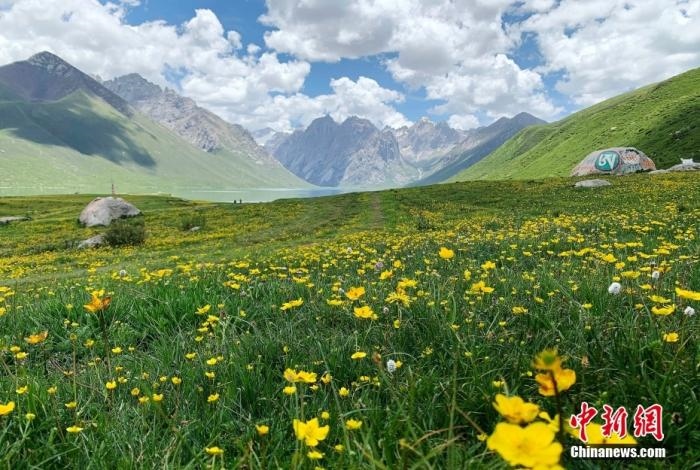 位于青海省果洛藏族自治州久治縣的年保玉則意為“神圣不可侵犯的地方”，山形如蓮花，總面積3469平方公里，保存有冰蝕地貌、冰磧地貌、現(xiàn)代冰川等地質(zhì)遺跡，有“天神后花園”之稱。
<a target='_blank' href='http://www.chinanews.com/'>中新社</a>記者 孫睿 攝