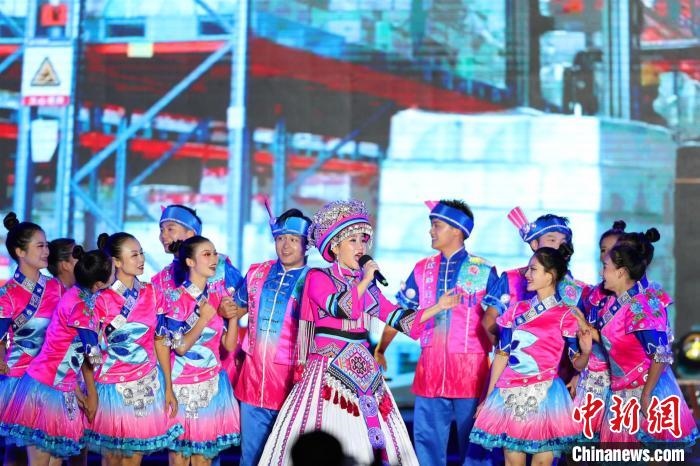 專場晚會上的民族歌舞表演?！涕L嬌 攝
