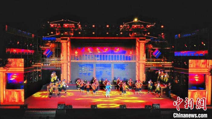 2021昭君文化旅游活動專場晚會現(xiàn)場?！≈苄橇?攝