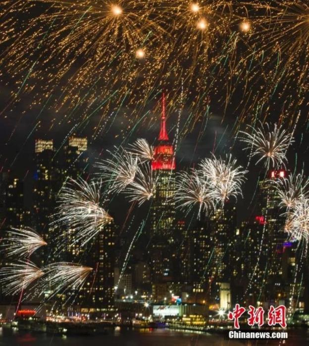 　　2018年，中國(guó)駐紐約總領(lǐng)事館前的哈德遜河上空燃放起焰火，慶祝中國(guó)狗年春節(jié)。