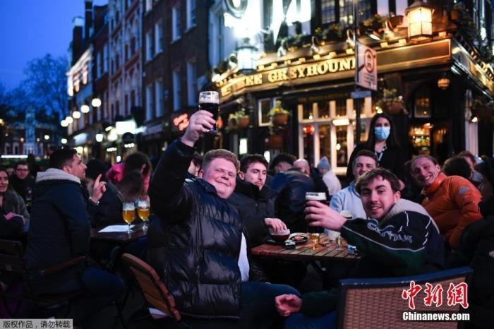 當?shù)貢r間2021年4月12日，英國進入放松疫情封鎖措施的第二階段。商鋪、理發(fā)店、健身房等被允許重新開張，酒吧和餐館也可以在室外營業(yè)。據(jù)悉，酒吧解封的第一晚，倫敦大批民眾在市中心喝酒跳舞，場面宛如狂歡節(jié)。