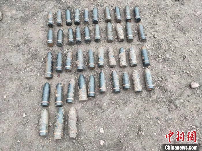 圖為發(fā)現(xiàn)的遺留炮彈?！√厝崭駱?攝