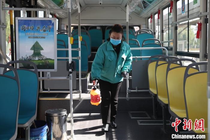 工作人員正在對(duì)公交車(chē)進(jìn)行消殺。　于晶 攝