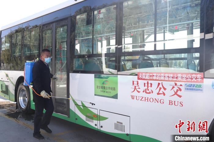 工作人員正在對(duì)公交車(chē)進(jìn)行消殺?！∮诰?攝