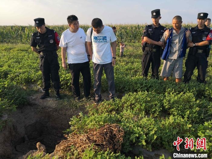 資料圖：犯罪嫌疑人辨認(rèn)作案現(xiàn)場(chǎng)?！〖蜗榭h公安局供圖