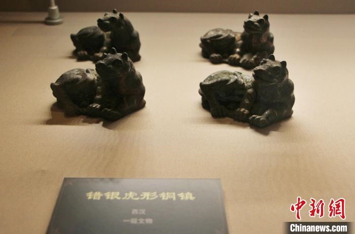一級(jí)文物錯(cuò)銀虎形銅鎮(zhèn)?！≮w曉 攝