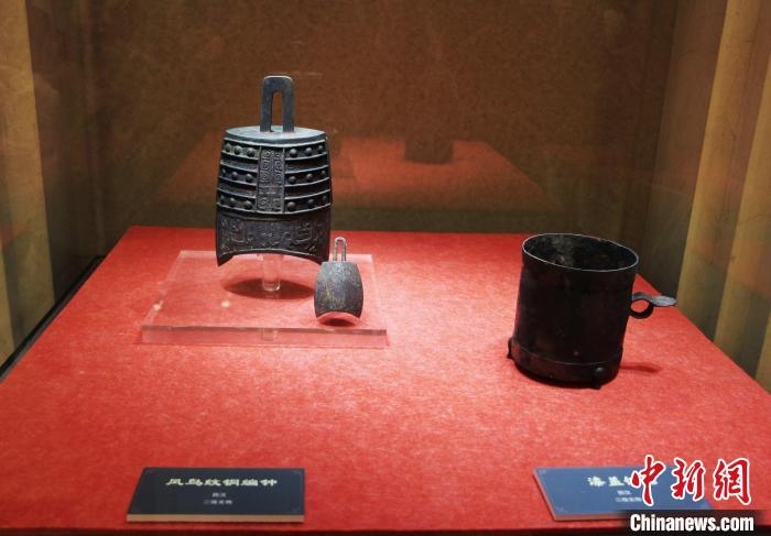 二級(jí)文物西漢鳳鳥紋銅編鐘、漆蓋銅卮。　趙曉 攝