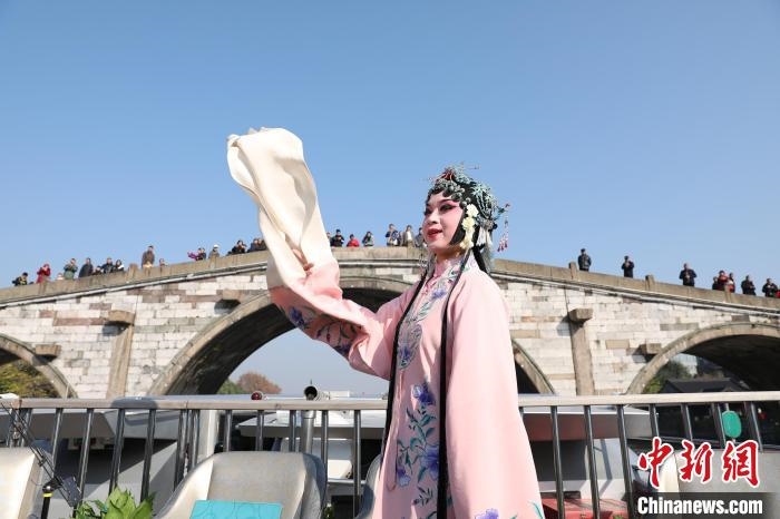 2019京杭對(duì)話的大運(yùn)河京杭雅集活動(dòng)中，浙江昆劇團(tuán)國家一級(jí)演員楊崑在中國大運(yùn)河(杭州段)上進(jìn)行表演。　徐軍 攝 攝