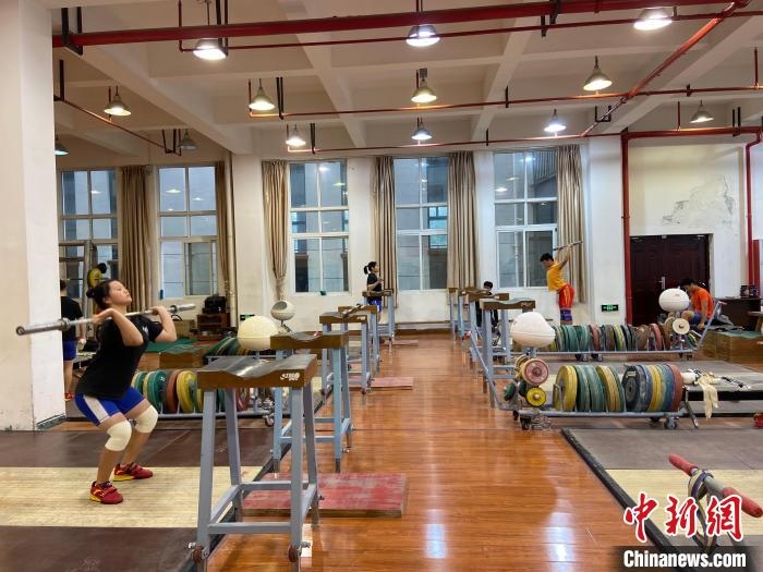 石智勇的師弟師妹們訓(xùn)練場景?！×植?攝