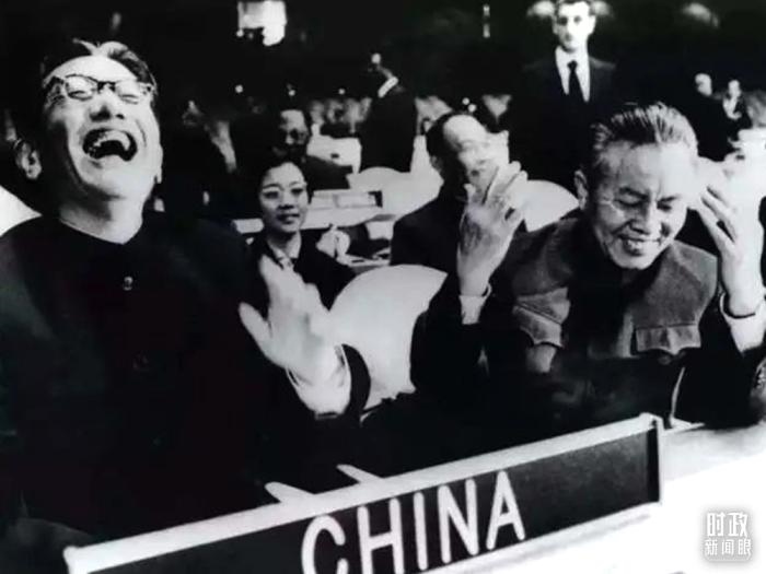 △1971年11月15日，以外交部副部長(zhǎng)喬冠華(左一)為團(tuán)長(zhǎng)、黃華(右一)為副團(tuán)長(zhǎng)的中國(guó)代表團(tuán)，首次出現(xiàn)在聯(lián)合國(guó)大會(huì)上。(資料圖)