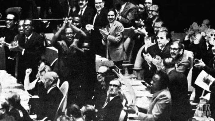 △第2758號(hào)決議通過(guò)后，現(xiàn)場(chǎng)爆發(fā)出熱烈歡呼聲。(資料圖)