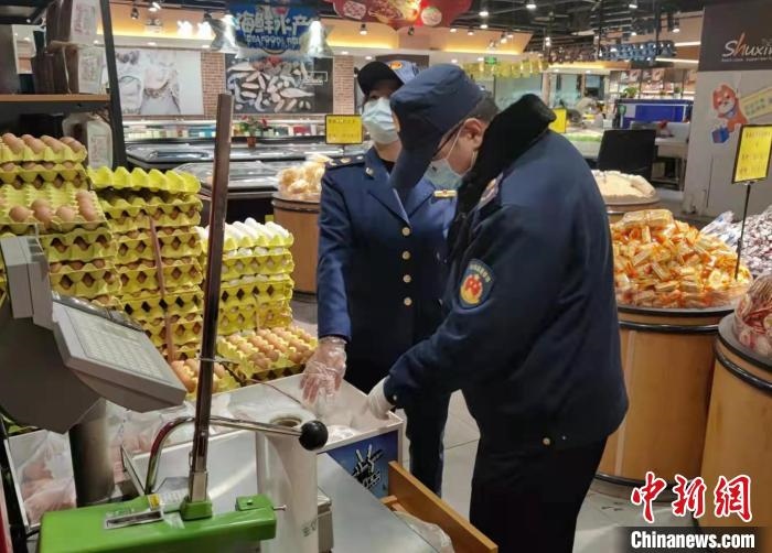 圖為疫情期間，甘肅嘉峪關(guān)市場(chǎng)監(jiān)管局工作人員檢查蔬菜市場(chǎng)?！?柴佳楠 　攝
