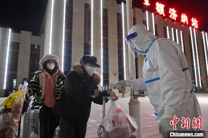 圖為滯留游客被有序轉(zhuǎn)運(yùn)至低風(fēng)險(xiǎn)地區(qū)。　王磊 攝