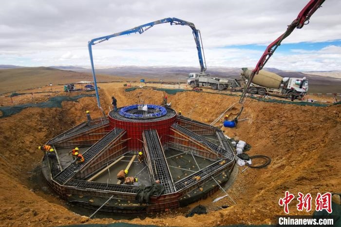 資料圖為該風(fēng)電場建設(shè)現(xiàn)場?！≈袊娊瘓F(tuán)成都勘測設(shè)計研究院有限公司 供圖