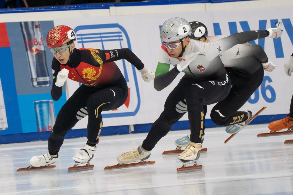 11月20日，中國(guó)選手武大靖(左)和匈牙利選手劉少林在比賽中。劉少林奪得冠軍，武大靖獲得第四名。新華社發(fā)(弗爾季·奧蒂洛 攝)