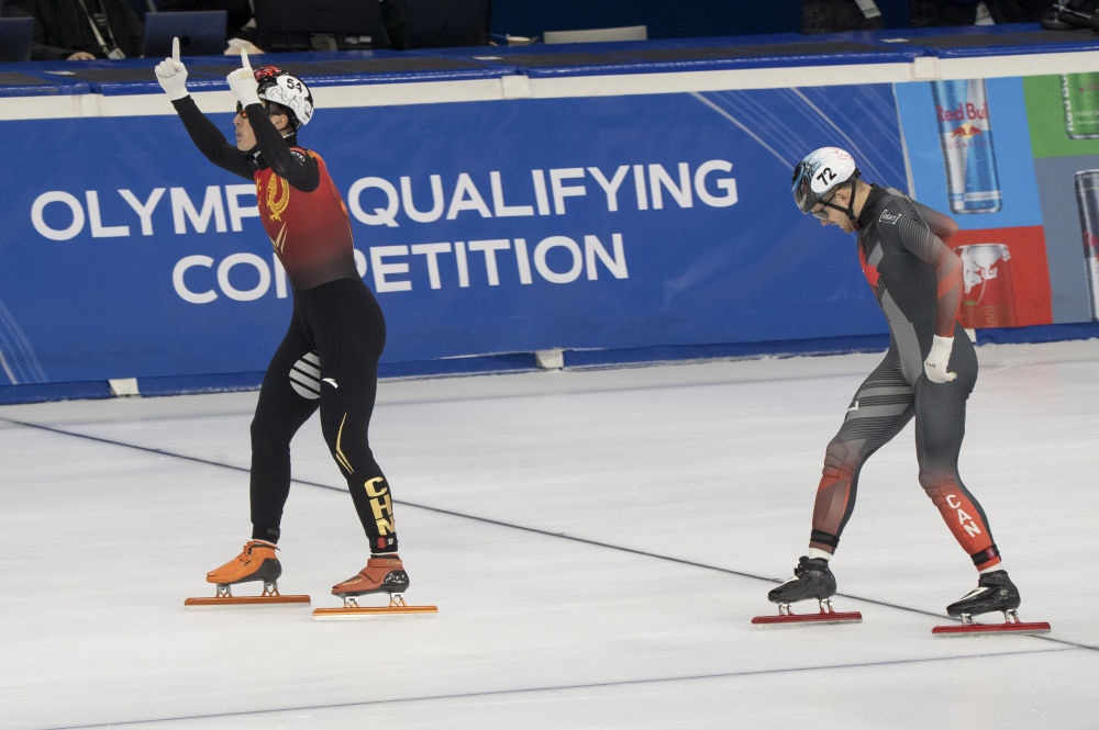 11月20日，任子威(左)在比賽后慶祝。新華社發(fā)(弗爾季·奧蒂洛 攝)