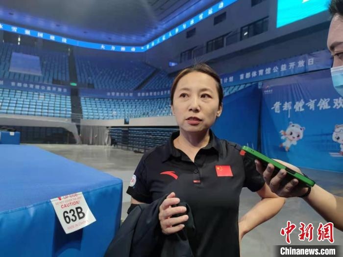 中國(guó)滑冰協(xié)會(huì)主席、前中國(guó)短道速滑隊(duì)主教練李琰表示，”冰雪惠民計(jì)劃“能推動(dòng)更多人上冰 郝凌宇 攝