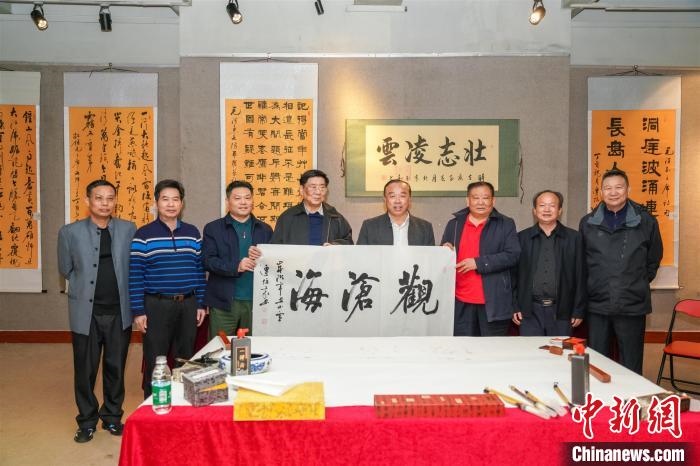 圖為百名將軍書畫展活動現(xiàn)場?！∷涡憬?攝 攝