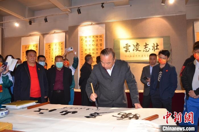 圖為“鐵軍老戰(zhàn)士”、著名書法家、解放軍報原副總編輯連俊義少將現(xiàn)場揮毫?！☆佇玛?攝 攝