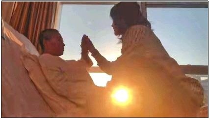 每天早上媽媽醒來后，母女倆都會迎著晨曦握手、擊掌?！∫曨l截圖