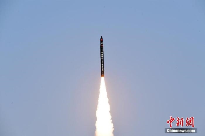 北京時(shí)間2021年12月7日12時(shí)12分，谷神星一號(hào)遙二運(yùn)載火箭在中國(guó)酒泉衛(wèi)星發(fā)射中心成功發(fā)射升空，將搭載的天津大學(xué)一號(hào)、麗澤一號(hào)、寶醞號(hào)、金紫荊五號(hào)、金紫荊一號(hào)03星等5顆小衛(wèi)星順利送入預(yù)定軌道，發(fā)射任務(wù)獲得圓滿成功。汪江波 攝