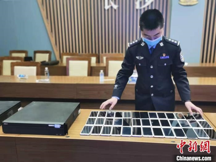 民警展示作案工具。　長沙市公安局供圖