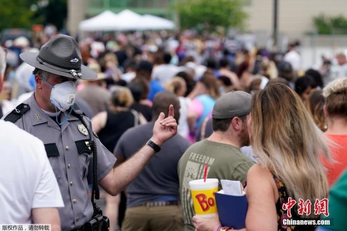 當(dāng)?shù)貢r間6月17日，美國肯塔基州國會大樓外，上千名在疫情期間失業(yè)的美國民眾在此排隊等候進入大樓。據(jù)悉肯塔基州在疫情期間開設(shè)了臨時失業(yè)辦公室。