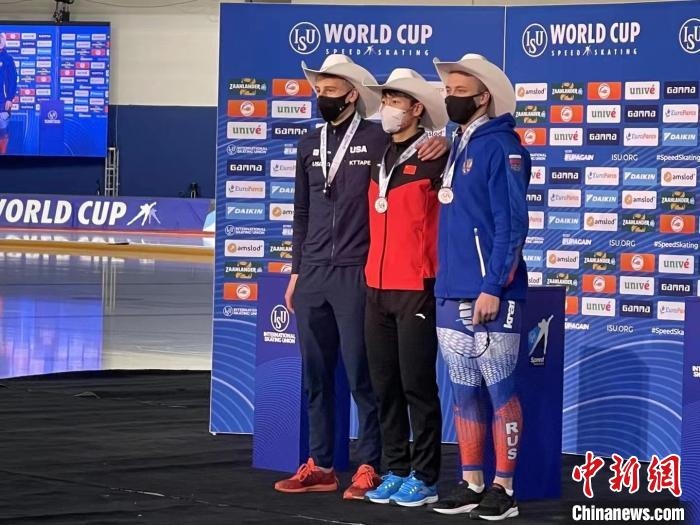 寧忠?guī)r在頒獎(jiǎng)儀式上?！『邶埥◇w育局提供