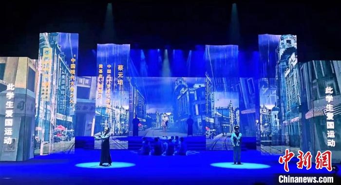 圖為“百年風(fēng)華”大型音樂史詩劇現(xiàn)場?！⒑ｌ` 攝