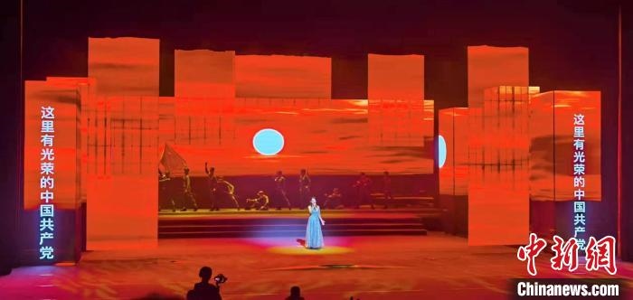 圖為“百年風(fēng)華”大型音樂史詩劇現(xiàn)場?！⒑ｌ` 攝