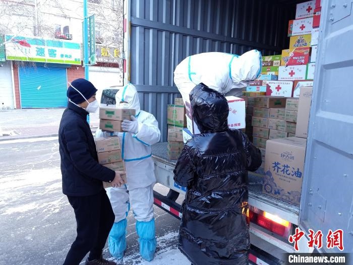 圖為滿洲里物資保障巡回補給車隊配貨現(xiàn)場?！∏靥饌?攝