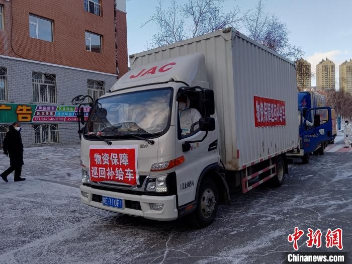 圖為滿洲里物資保障巡回補給車隊配貨現(xiàn)場。　秦甜偉 攝
