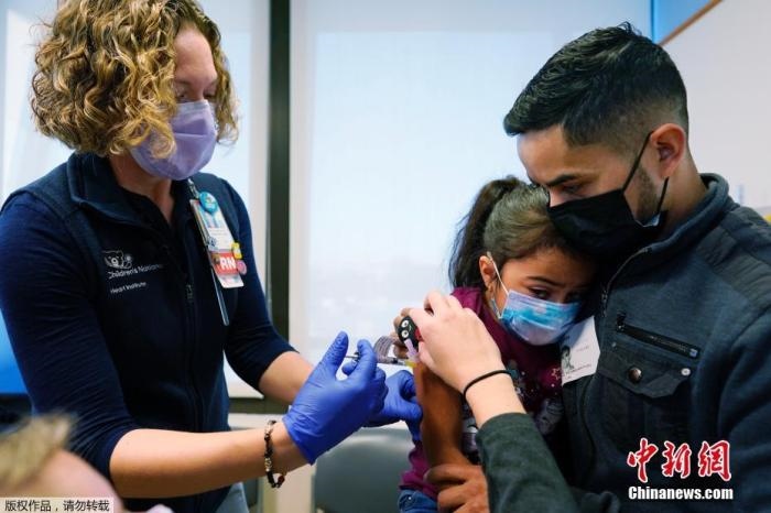 資料圖：當(dāng)?shù)貢r(shí)間11月3日，美國華盛頓，國立兒童醫(yī)院為孩子接種疫苗。美國新冠疫苗接種進(jìn)入了一個(gè)新階段，數(shù)百萬名小學(xué)生現(xiàn)在可以接種疫苗。