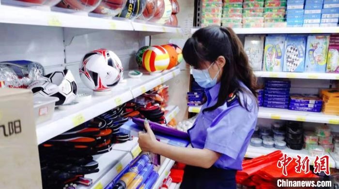 圖為秦皇島市海港區(qū)市場(chǎng)監(jiān)督管理局工作人員正在檢查涉冬奧標(biāo)志商品?！∏鼗蕧u市海港區(qū)市場(chǎng)監(jiān)督管理局供圖