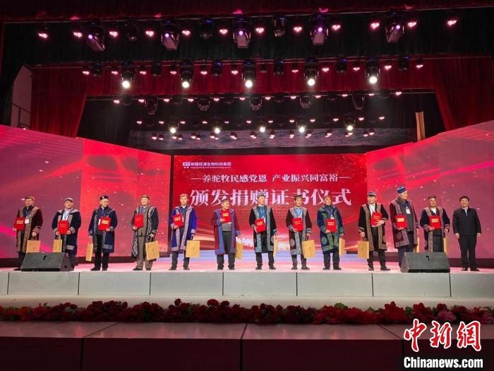 阿勒泰地區(qū)牧民靠企業(yè)的幫扶走上了致富道路?！」o琨 攝