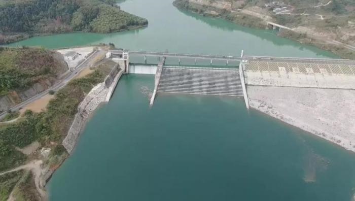 　　圖1 2021年12月7日，督察組使用無人機(jī)拍攝，保護(hù)區(qū)實(shí)驗(yàn)區(qū)內(nèi)的八吝大壩已建成，且未設(shè)置過魚設(shè)施