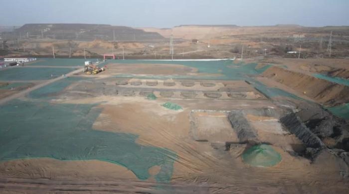 2021年12月11日，督察組使用無人機拍攝，神木市蘭炭產(chǎn)業(yè)特色園區(qū)檸條塔片區(qū)廢水集中處理設(shè)施僅完成部分基礎(chǔ)建設(shè)