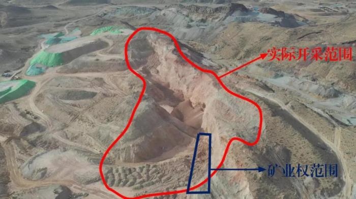 2021年12月11日，督察組使用無人機拍攝，銅鐵溝礦礦業(yè)權面積僅6.9畝，越界開采達182畝，超出26.4倍；實際開采深度達35米，遠超采礦許可證允許開采深度要求
