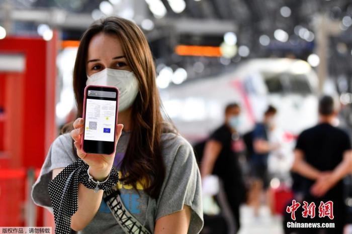 當(dāng)?shù)貢r(shí)間2021年9月1日，意大利米蘭，乘客在火車站出示的健康證明。