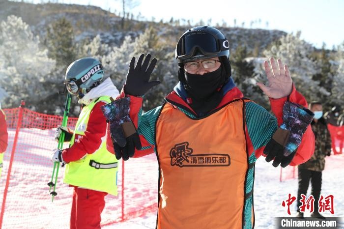 圖為滑雪場現(xiàn)場?！≡S婷 攝