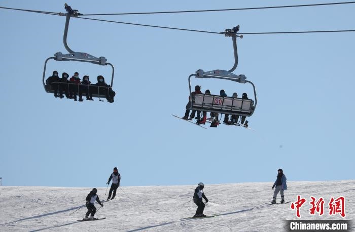 圖為滑雪場現(xiàn)場?！≡S婷 攝